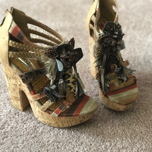 Feathered Sandals! - Picture 5 of 10